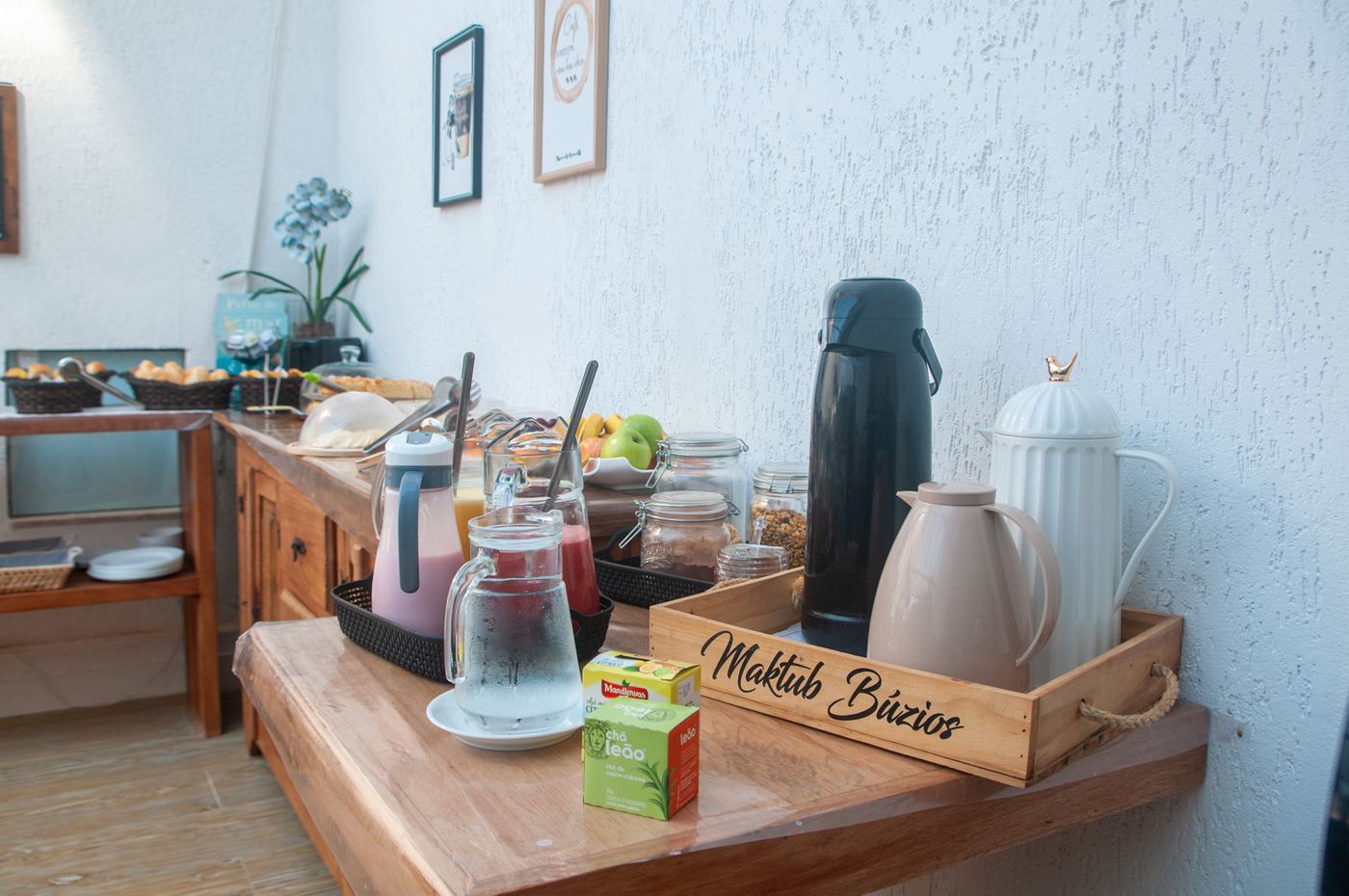 Bandeja Maktub Búzios com garrafas de café e sucos