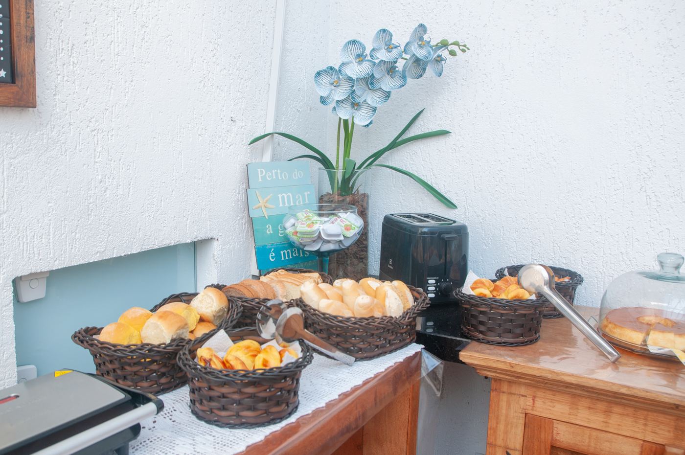 Cestas de pães e croissants