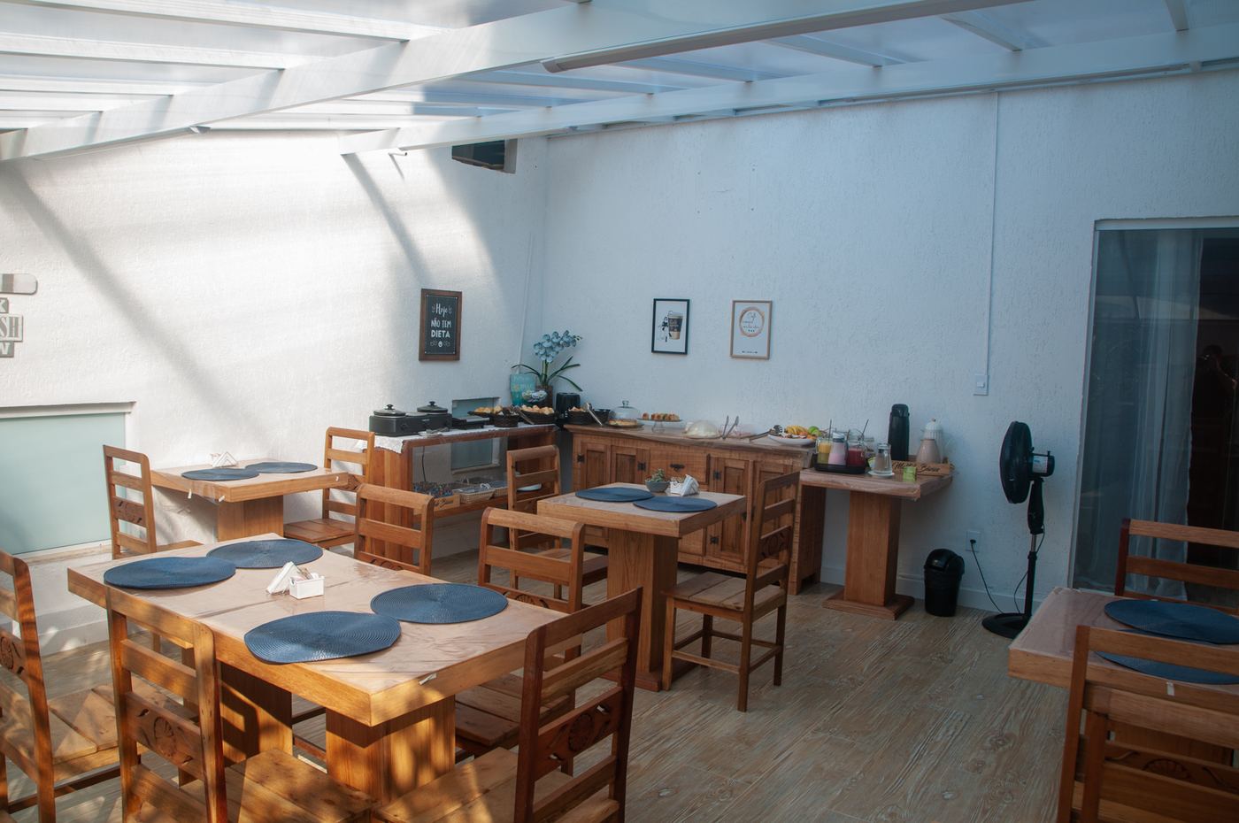 Salão de café com mesas de madeira