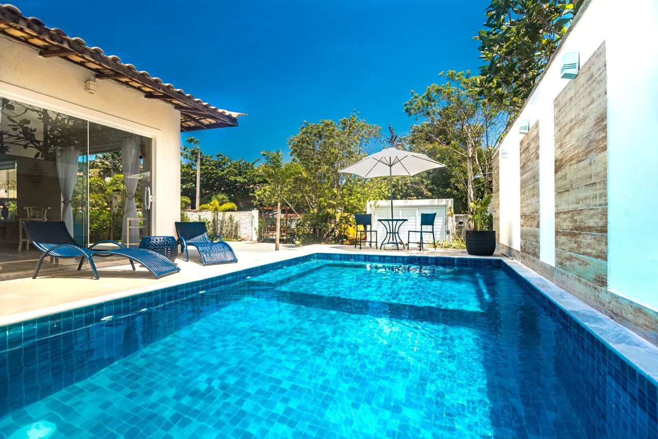 Piscina com espreguiçadeiras azuis