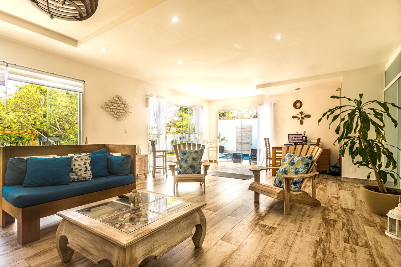 Sala de estar com sofá azul