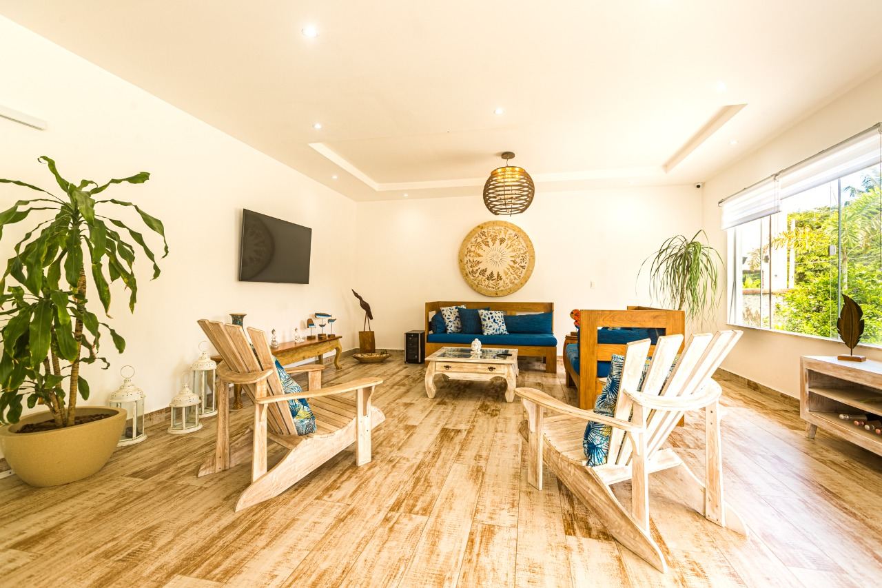 Sala de estar com poltronas de madeira